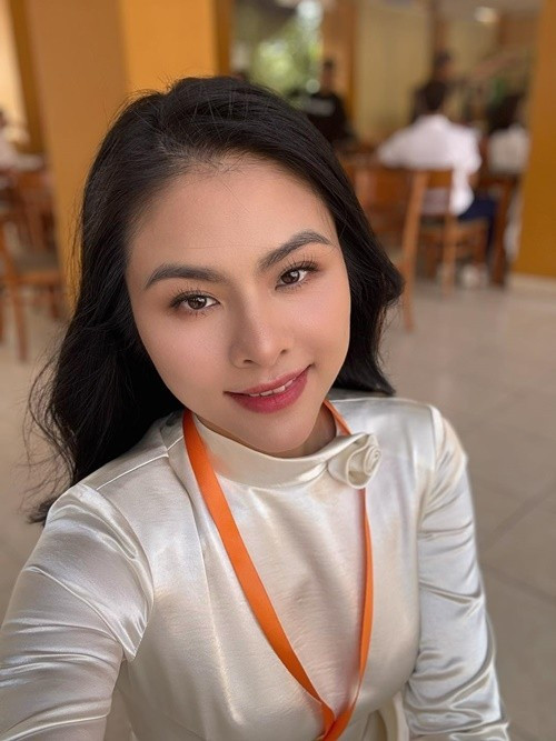 Vân Trang dành những lời đặc biệt gửi đến các thầy cô nhân ngày Nhà giáo Việt Nam 20/11. Cô viết: “Chúc cho tất cả các thầy cô luôn thật nhiều sức khỏe, luôn giữ mãi ngọn lửa yêu nghề, để tiếp tục lan toả tri thức và yêu thương đến cho các em”. Ảnh: FB Vân Trang.