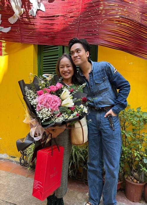 Thu Hoài viết: “Chúc mừng 20/11 cô giáo của chúng em. Chúc cô luôn rực rỡ rạng ngời như những bông hoa ạ”. Thái Dũng bày tỏ: “Cô giáo em người xinh xinh rất hay cười”. Ảnh: FB Thái Dũng.