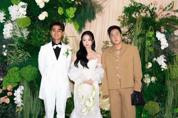 Trung Quân Idol chúc mừng vợ chồng Đạt G. Anh bày tỏ: "Chúc mừng Đạt G và Bảo Ngọc. Thế là hết tự do và hết cô đơn rồi nhá em mình. Mãi hạnh phúc nhé. Tôi vẫn dành cả thanh xuân để đi ăn cưới". Ảnh: FB Trung Quân Idol.