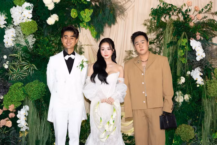 Trung Quân Idol chúc mừng vợ chồng Đạt G. Anh bày tỏ: "Chúc mừng Đạt G và Bảo Ngọc. Thế là hết tự do và hết cô đơn rồi nhá em mình. Mãi hạnh phúc nhé. Tôi vẫn dành cả thanh xuân để đi ăn cưới". Ảnh: FB Trung Quân Idol.