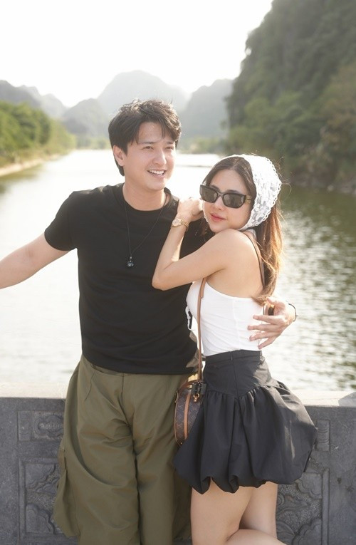 Theo nữ MC, trong một mối quan hệ không có chuyện “xứng hay không xứng”, mà quan trọng là hai người có phù hợp với nhau ở thời điểm đó. “Không cùng nhau đi qua cơn mưa, tại sao lại đòi cùng nhau ngắm cầu vồng rực rỡ?”, Bạch Lan Phương bày tỏ.