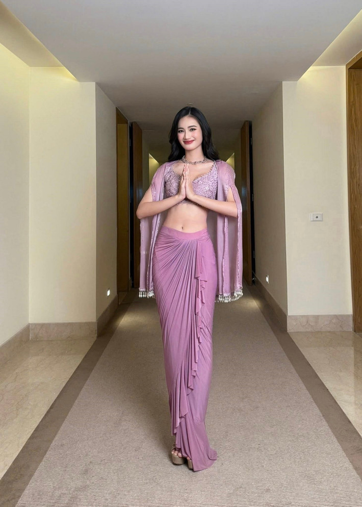 Mỗi ngày, Ý Nhi nỗ lực thể hiện bản thân một cách tích cực, duy trì năng lượng, sự chỉn chu trong mọi hoạt động của cuộc thi. Ảnh: FB Ý Nhi.