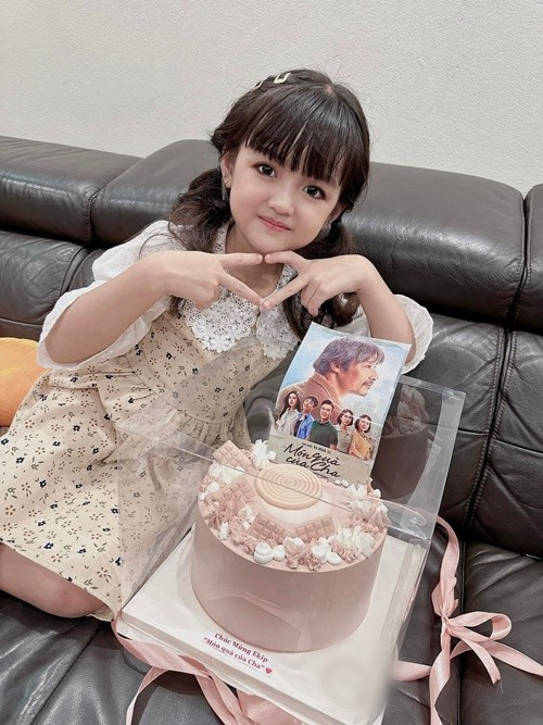 Đối với những câu thoại dài, Cherry An Nhiên sẽ nhờ mẹ hoặc các bác, các cô chú trong đoàn làm phim dạy học.