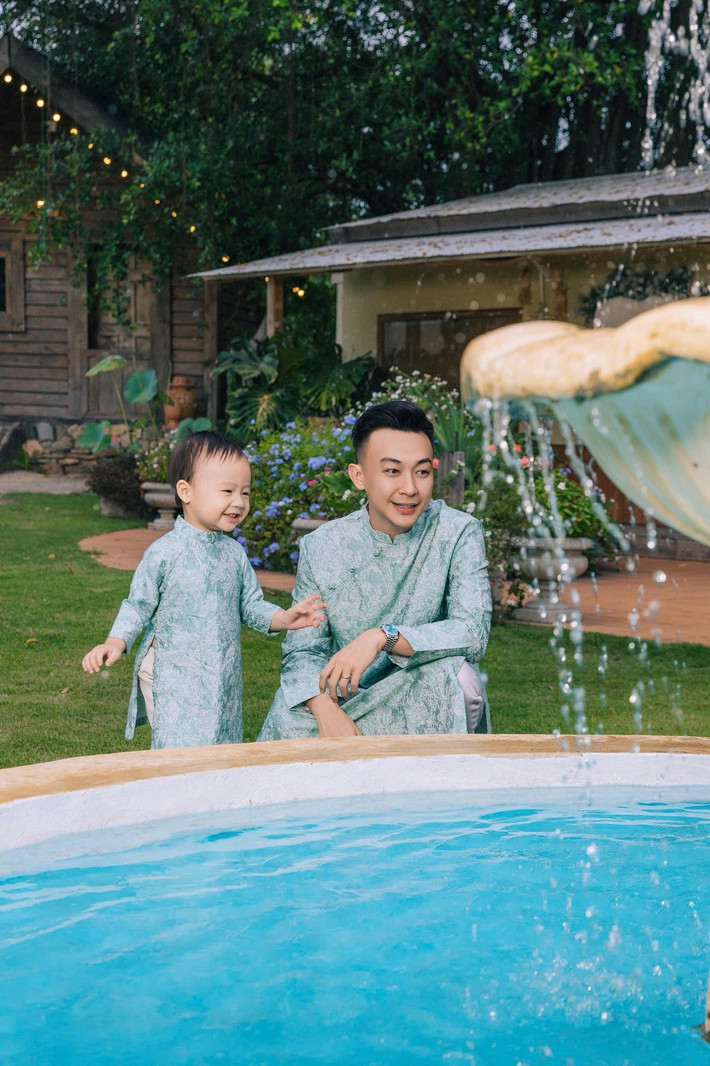 Khoảnh khắc Phan Tô Ny và con trai diện áo dài đồng điệu tạo cảm giác gần gũi, ấm áp trong những ngày đầu xuân. Ảnh: FB Phan Tô Ny.