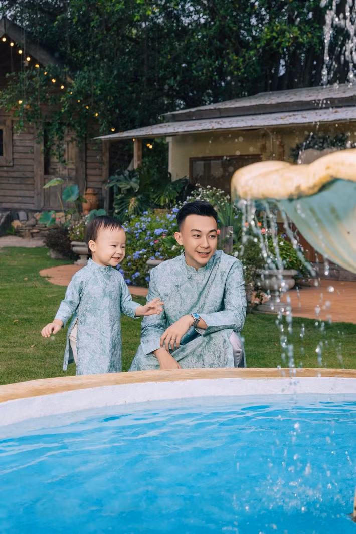 Khoảnh khắc Phan Tô Ny và con trai diện áo dài đồng điệu tạo cảm giác gần gũi, ấm áp trong những ngày đầu xuân. Ảnh: FB Phan Tô Ny.
