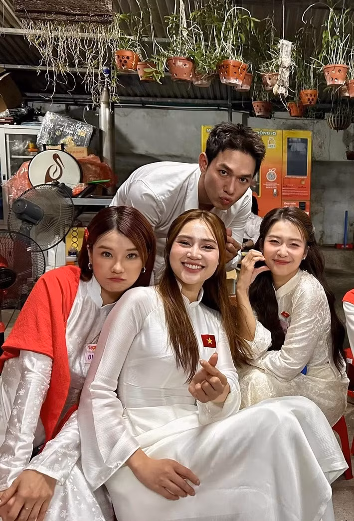 Lan Ngọc, Khả Ngân, Hoàng Yến Chibi đều diện áo dài trắng. Ảnh: FB Ninh Dương Lan Ngọc.