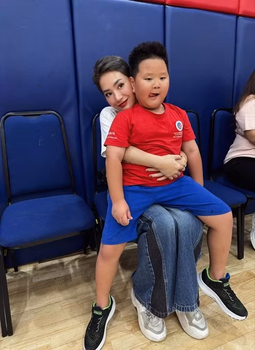 Gương mặt tròn trịa cùng đôi má bầu bĩnh giúp Hayden ghi điểm mỗi khi xuất hiện. Ánh mắt trong veo và biểu cảm hồn nhiên của cậu bé cũng thường xuyên khiến người xem thích thú. Ảnh: FB Trà My Idol.