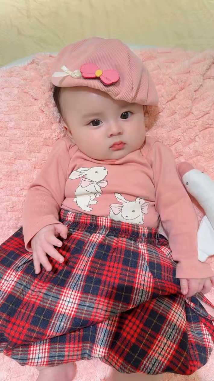 Nhiều khán giả nhận xét bé Thụy Yên thừa hưởng nhiều nét hài hòa của cả bố lẫn mẹ, càng lớn càng đáng yêu, mang vẻ trong trẻo đúng lứa tuổi. Ảnh: FB Phương Lê.