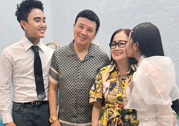 Vợ chồng Bảo Ngọc đưa các con tham dự tiệc sinh nhật của bà nội. Ảnh: FB Bảo Ngọc.