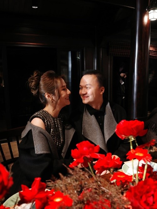 Nhân dịp sinh nhật Vinh Nguyễn vào tháng 11/2025, Diễm My gửi lời chúc ngọt ngào tới chồng: “Best wishes to you on your new year of life, my dear husband. I love you” (tạm dịch: Chúc anh những điều tốt đẹp nhất trong năm tuổi mới. Em yêu anh).