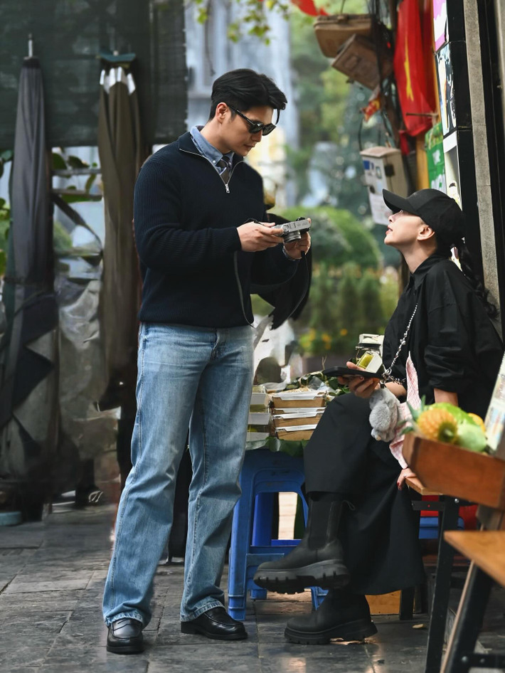 Vợ chồng Ngô Thanh Vân hiểu rõ rằng nuôi con bằng sữa mẹ là hành trình nhiều thử thách. "Vân cần sự kiên nhẫn và chăm chút từng chút một; còn Huy luôn cố gắng san sẻ: từ chăm con, làm việc nhà đến tìm giải pháp giúp Vân có thêm thời gian nghỉ ngơi", cô nói. Ảnh: FB Huy Trần.