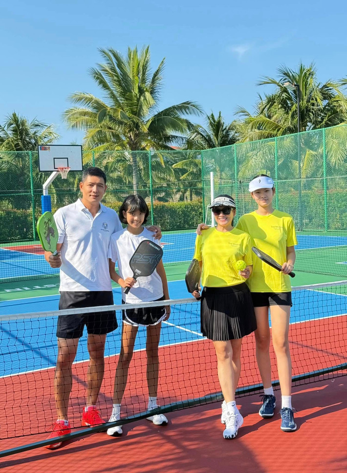 Hai con gái của Bình Minh tên An Nhiên (sinh năm 2009) và An Như (sinh năm 2012), sở hữu chiều cao vượt trội. An Nhiên cao 1m75, An Như cao gần 1m6. Ảnh: FB Bình Minh.