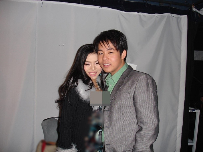 Quang Lê và Lệ Quyên gặp nhau năm 2006 tại Mỹ. Nam ca sĩ cho biết, vài tháng sau lần gặp đầu tiên, anh em có dịp mừng sinh nhật Lệ Quyên tại một nhà hàng. Ảnh: FB Quang Lê.