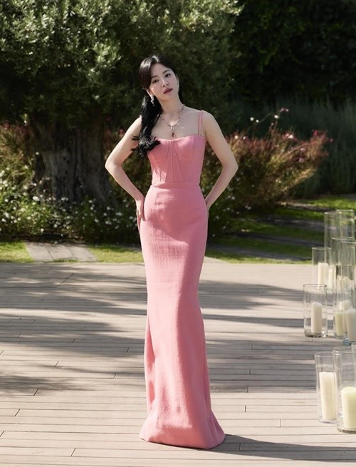 Song Hye Kyo nổi bật tại sự kiện nhờ vóc dáng thon gọn, gợi cảm mà không cần mặc táo bạo. Ảnh: Instagram Song Hye Kyo.