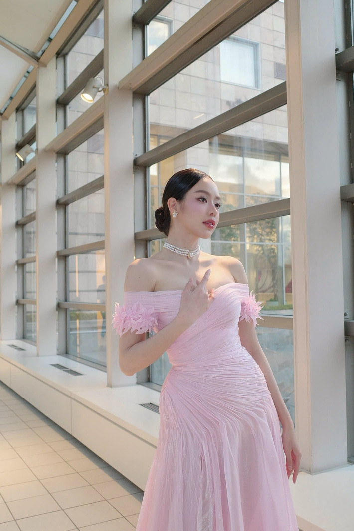 Mỹ nhân Việt gợi cảm, ngọt ngào với thiết kế cúp ngực trễ vai, có chi tiết xếp ly tinh tế thân váy. Ảnh: FB Thanh Thủy.