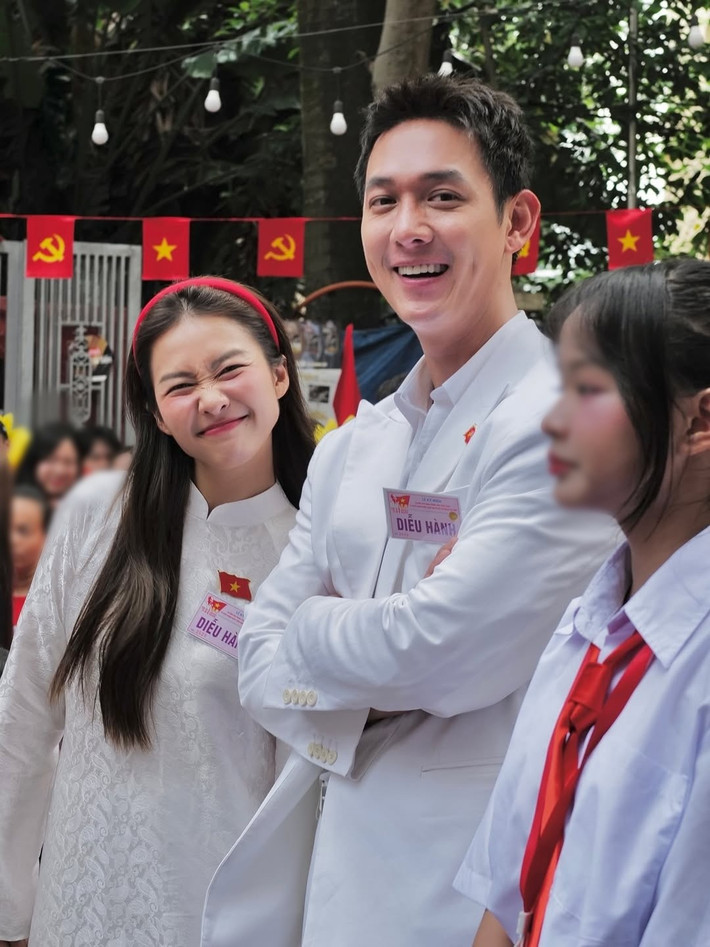 Cùng tham gia diễu binh, diễu hành cho đại lễ 2/9, Song Luân và Khả Ngân vừa hội ngộ. Ảnh: Instagram Khả Ngân.