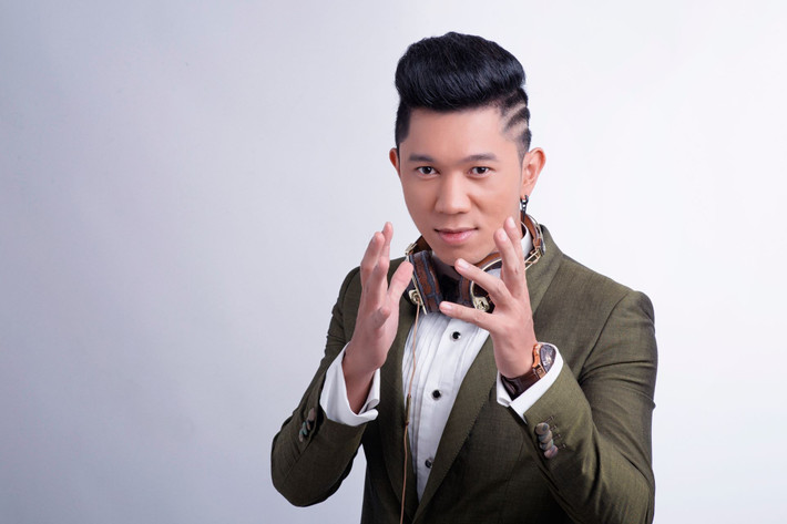 Lương Bằng Quang được nhiều khán giả biết đến vào những năm 2000 nhờ các bài hát sáng tác cho các ca sĩ khác hoặc tự thể hiện. Ảnh: FB Lương Bằng Quang.