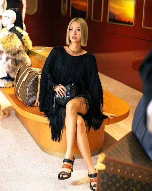 Người đẹp sinh năm 1996 ăn mặc sành điệu, chất lừ mỗi khi xuất hiện. Ảnh: FB Quỳnh Anh Shyn.