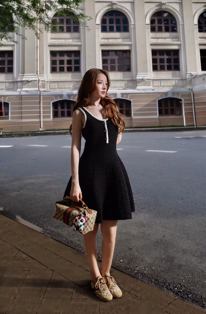Phong cách thời trang đời thường của Chi Pu hiện tại là sự giao thoa giữa nét quyến rũ trưởng thành và tinh thần phóng khoáng.