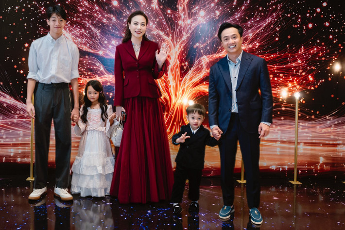 "Cùng nhau trong mọi khoảnh khắc", Đàm Thu Trang viết trên trang cá nhân về loạt ảnh bên các con. Ảnh: FB Đàm Thu Trang.