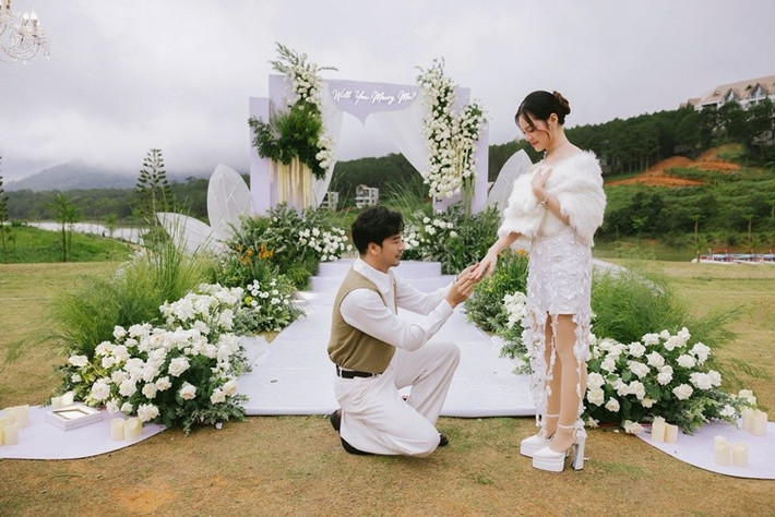 Trên trang cá nhân, diễn viên Đoàn Minh Tài vừa tung loạt ảnh cầu hôn Sunny Đan Ngọc vào ngày 25/6/2025. Ảnh: FB Đoàn Minh Tài.