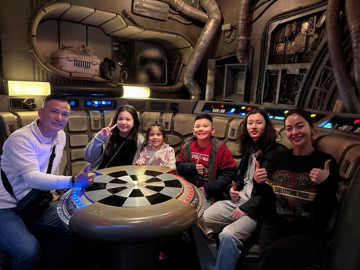 Khi Bảo Nam chuẩn bị vào đại học, Jennifer Phạm nhắn nhủ cậu nhóc: "Thời gian trôi thật nhanh, mới đó mà con đã chuẩn bị bước vào chặng đường của riêng mình rồi. Dù con đi đến đâu, mẹ vẫn luôn ở bên, cùng con đi qua từng cột mốc quan trọng của cuộc đời. Yêu lắm tình yêu lớn của mẹ".