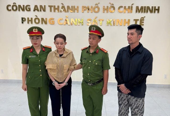 Ngân 98 bị khởi tố về hành vi sản xuất, buôn bán hàng giả là thực phẩm. Theo Người Lao Động, Ngân 98 khai nhận bản thân trực tiếp điều hành Công ty ZuBu, còn ZuBu Shop do chồng cô - nhạc sĩ Lương Bằng Quang phụ trách thông qua M.T. V (người được nhờ đứng tên hộ kinh doanh). Ảnh: Vietnamnet.