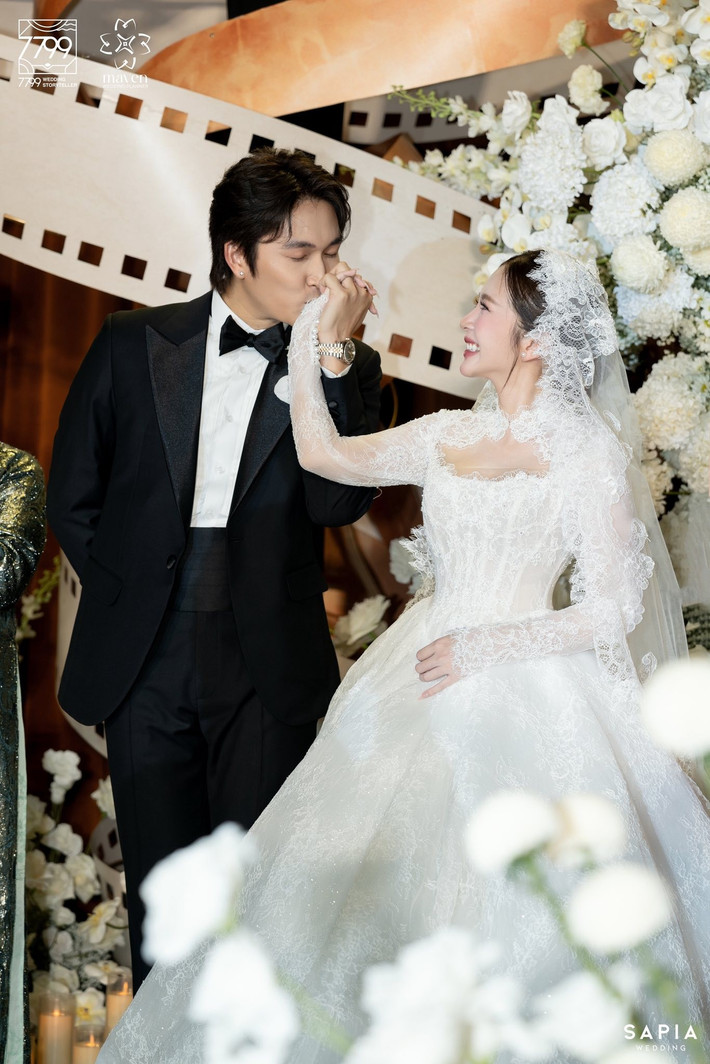 Vợ chồng Đình Tú gửi lời cảm ơn đến gia đình hai bên, các cô chú anh chị đồng nghiệp, bạn bè thân thiết. "Xin cảm ơn sự yêu thương và những lời chúc tốt đẹp của khán giả khắp nơi, những lời chúc mừng với chúng con/em chắc chắn sẽ là những món quà đáng trân quý nhất", Ngọc Huyền chia sẻ thêm. Ảnh: FB Ngọc Huyền.