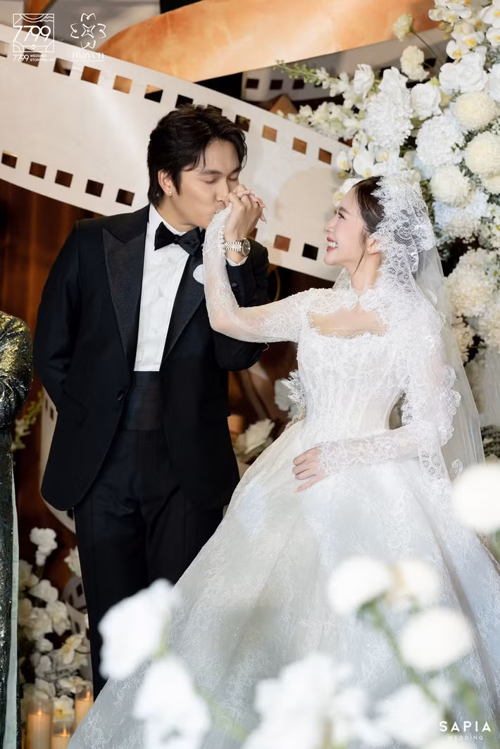 Vợ chồng Đình Tú gửi lời cảm ơn đến gia đình hai bên, các cô chú anh chị đồng nghiệp, bạn bè thân thiết. "Xin cảm ơn sự yêu thương và những lời chúc tốt đẹp của khán giả khắp nơi, những lời chúc mừng với chúng con/em chắc chắn sẽ là những món quà đáng trân quý nhất", Ngọc Huyền chia sẻ thêm. Ảnh: FB Ngọc Huyền.