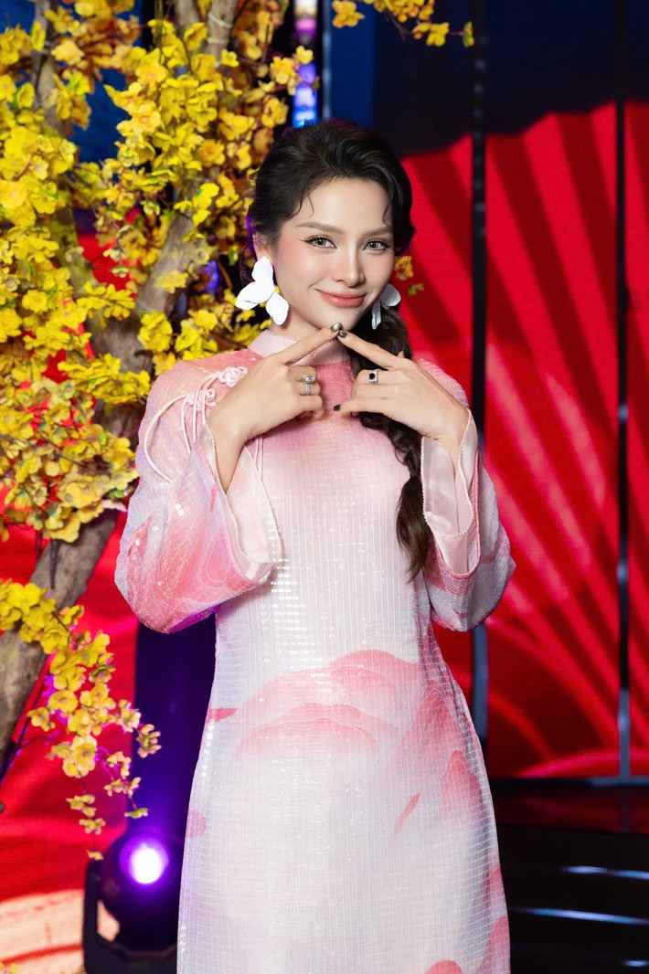 Phương Trinh Jolie cho biết chỉ cần khoác áo dài là đã cảm nhận rõ Tết về, với cảm giác nôn nao quen thuộc của sự sum vầy và những điều tốt đẹp phía trước. Ảnh: FB Phương Trinh Jolie.