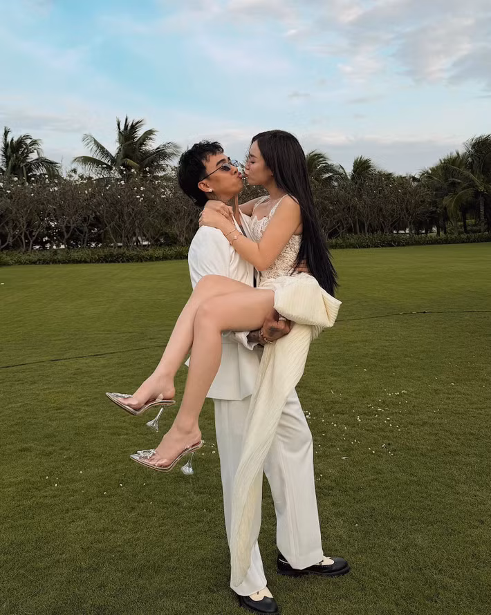 Đăng tải khoảnh khắc được Đạt G bồng bế, Bảo Ngọc viết: "Chồng này là chồng gì? Chồng này là chồng yêu". Ảnh: FB Bảo Ngọc.