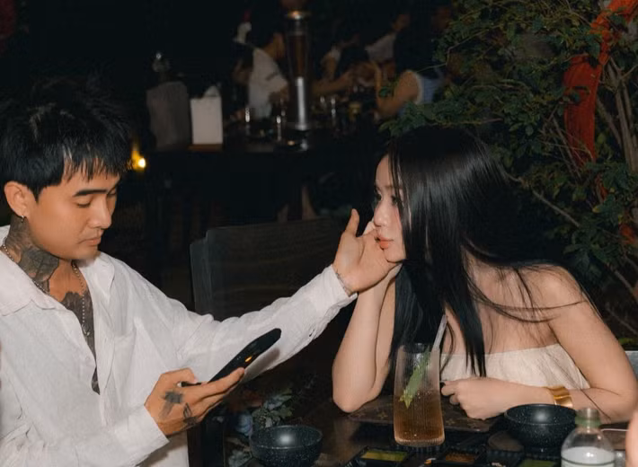 Đạt G và Bảo Ngọc tổ chức đám cưới vào tháng 7/2025. Theo Tiền Phong, trong lễ thành hôn, Bảo Ngọc chia sẻ: "Chúng ta có những lúc trải qua phiền phức, nhưng điều suốt 5 qua em không thể quên là anh chưa bao giờ bỏ rơi, chê bai, cả những lúc em đang xấu xí nhất anh luôn vực em dậy". Ảnh: FB Bảo Ngọc.