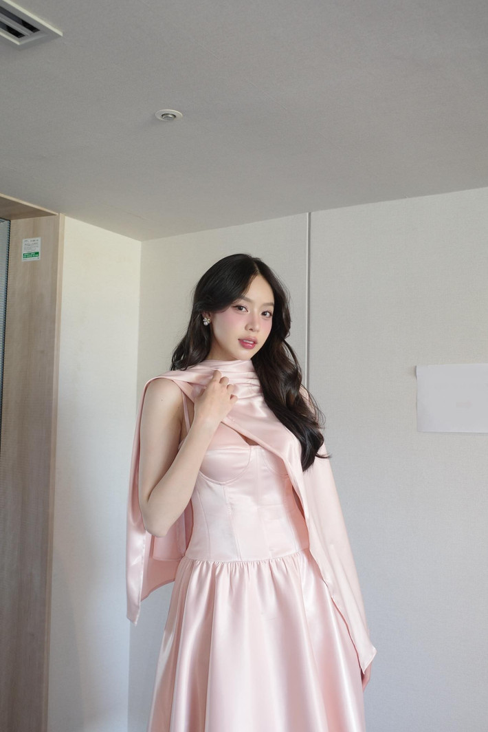 Nàng hậu diện thiết kế dạng corset ôm sát và tôn lên vòng eo. Chất liệu satin tạo độ óng ả và sang trọng, giúp trang phục bắt sáng tốt. Ảnh: FB Thanh Thủy.
