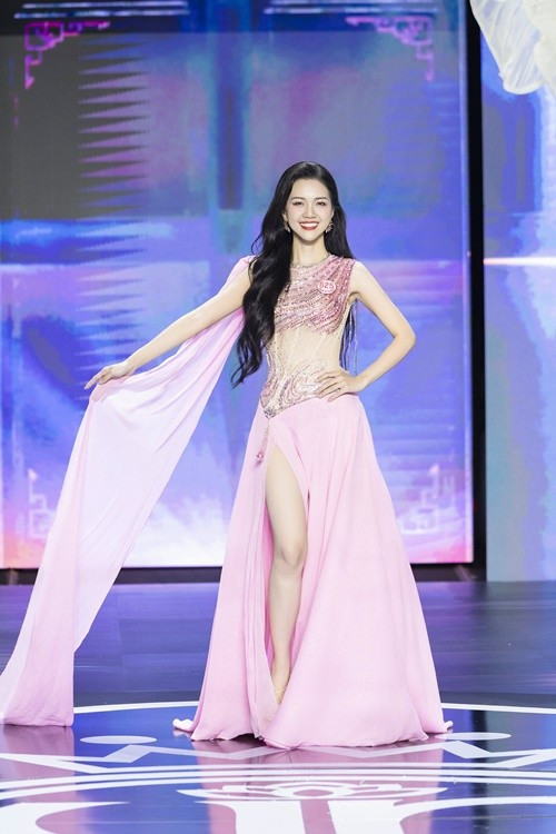 Nguyễn Hoàng Mỹ Vân biết tiếng Anh, tiếng Trung, đàn hát, làm MC, diễn viên trước khi thi Hoa hậu Việt Nam 2024. Hiện tại, cô tạm xếp thứ 5 trong cuộc đua Người đẹp được khán giả bình chọn nhiều nhất. Ảnh: Hoa hậu Việt Nam.