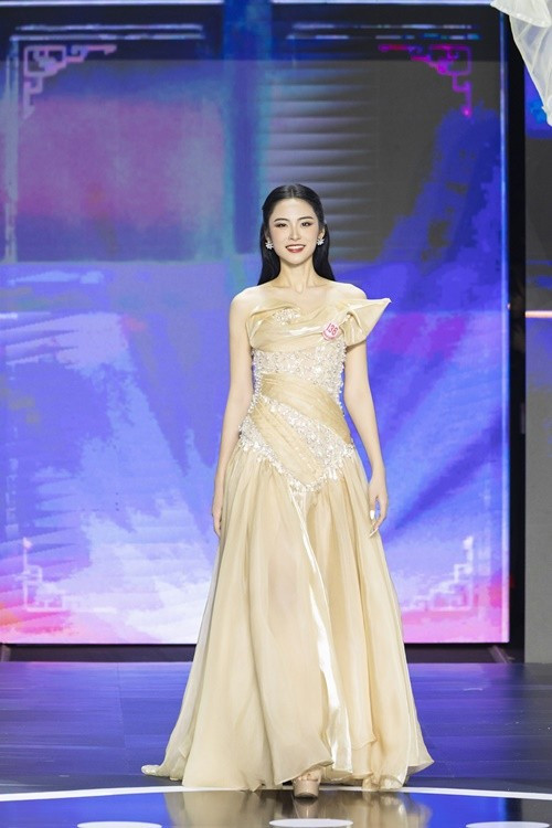 Tính đến 10h ngày 9/6/2025, Nguyễn Thị Vân Nhi đang dẫn đầu cuộc đua Người đẹp được khán giả bình chọn nhiều nhất ở Hoa hậu Việt Nam 2024. Không ít khán giả yêu thích Vân Nhi bởi cô sở hữu nhan sắc ngọt ngào, hao hao Hoa hậu Lương Thùy Linh. Vân Nhi hiện tại cao 1m74, có số đo ba vòng 82 -63-95cm. Ảnh: Hoa hậu Việt Nam.