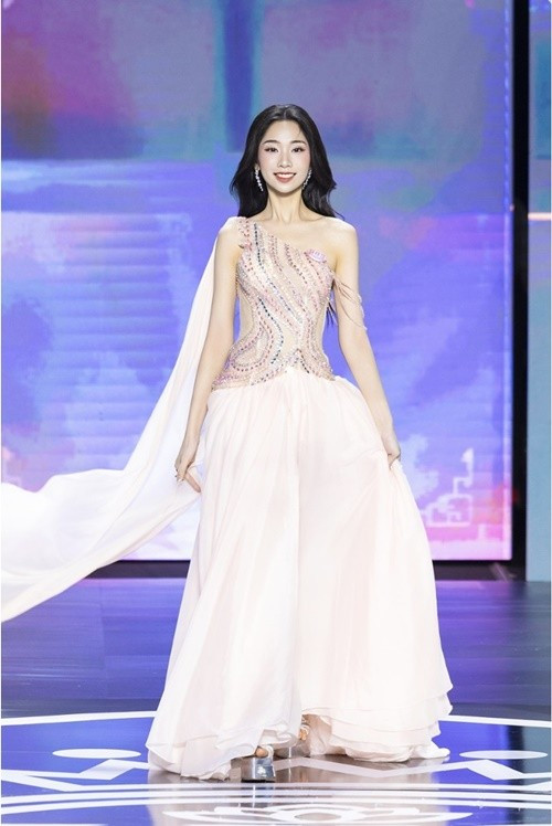 Vị trí thứ 3 trong cuộc đua Người đẹp được khán giả bình chọn nhiều nhất đang thuộc về Phạm Thùy Dương. Cô gái 22 tuổi có chiều cao 1m71, có số đo ba vòng 79- 59-93cm. Ảnh: Hoa hậu Việt Nam.