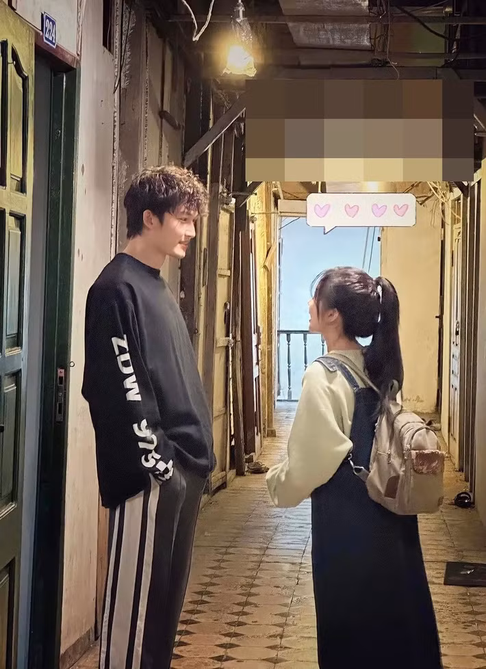 Thời điểm phim Cha tôi người ở lại mới lên sóng, Ngọc Huyền chia sẻ: "Trái ngược với An, tôi là người khá trầm và sống nội tâm nên việc liên quan đến gia đình, tình cảm sẽ không chia sẻ lên mạng xã hội. Tôi 28 tuổi nên chắc chắn là có những mối quan hệ riêng. Tôi với anh Tú từng hợp tác trong một phim và từ đó 2 anh em thân thiết. Cũng có nhiều tin đồn nhưng hiện tại tôi và anh Tú chỉ là bạn". Ảnh: Tiền Phong.