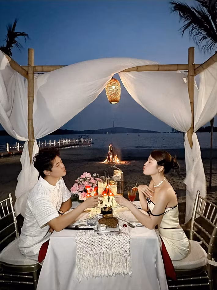 Puka là diễn viên hài duyên dáng. Gin Tuấn Kiệt cũng có khả năng diễn xuất. Khi xuất hiện cùng nhau trong các chương trình, cặp đôi phối hợp ăn ý, tạo ra tiếng cười sảng khoái. Trên trang cá nhân, Puka và Gin Tuấn Kiệt cũng có không ít chia sẻ hài hước.