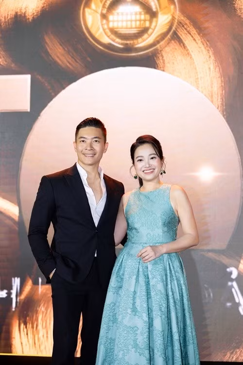 Theo Vietnamnet, Quốc Cơ và Hồng Phượng gặp nhau trong một chuyến giao lưu văn hóa Việt Nam - Canada. Sau nửa năm quen nhau, cặp đôi quyết định tiến tới hôn nhân.