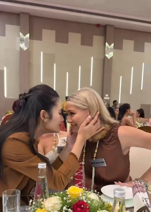 Ý Nhi vẫn xứng danh người đẹp thân thiện. Đối với đại diện Việt Nam, cô không coi ai là "đối thủ". Ảnh: FB Ý Nhi.