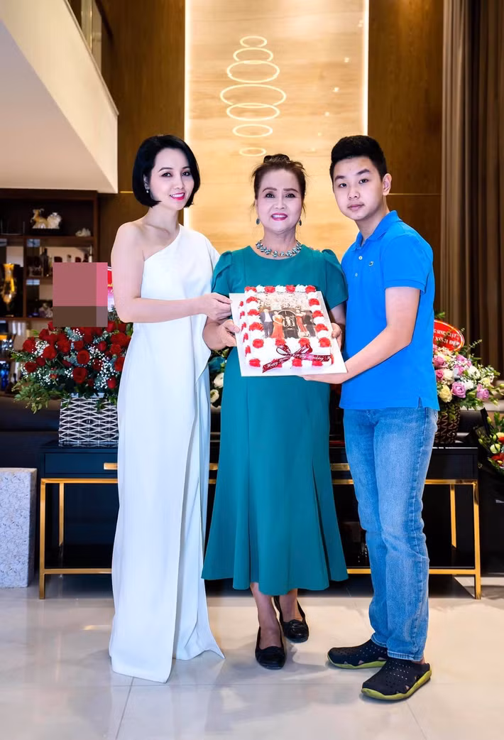 Năm 2022, Mai Thu Huyền viết trên trang cá nhân: "Cảm ơn tạo hóa đã cho con sinh ra được làm con của mẹ được mẹ mang nặng đẻ đau, được yêu thương, nuôi nấng, dạy dỗ nên người. Nếu có kiếp sau con mong lại tiếp tục được làm con của mẹ". Ảnh: FB Mai Thu Huyền.