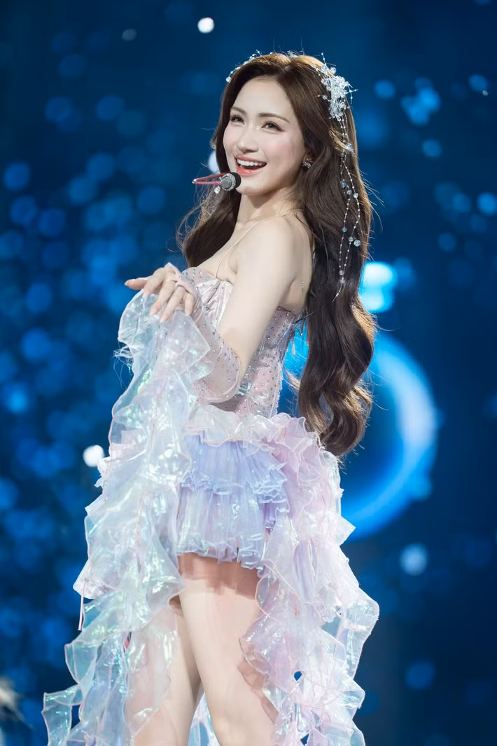 Hòa Minzy hiện lên rạng rỡ, dịu dàng như nàng công chúa bước ra từ truyện cổ tích.