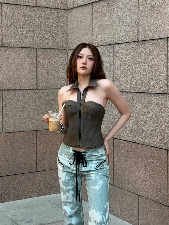 Gương mặt của Uyển Ân trẻ trung, baby nhưng vẫn có nét sắc sảo.