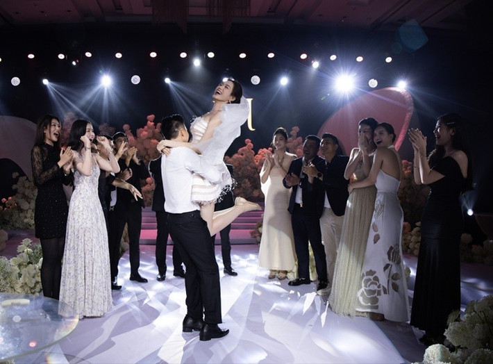 Doanh nhân Viết Vương bế bổng Đỗ Thị Hà trong tiếng hò reo của khách mời. Ảnh: Tiền Phong.