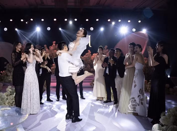 Doanh nhân Viết Vương bế bổng Đỗ Thị Hà trong tiếng hò reo của khách mời. Ảnh: Tiền Phong.