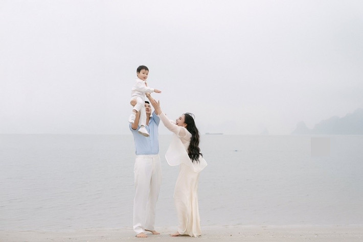 Trên trang cá nhân, nữ ca sĩ Hồ Quỳnh Hương vừa chia sẻ bộ ảnh đi dạo trên bãi biển cùng chồng con. Ảnh: FB Hồ Quỳnh Hương.