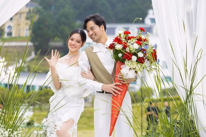 Đoàn Minh Tài nhắn nhủ Sunny Đan Ngọc: "Cảm ơn em đã yêu anh, không ngại anh già. Cho anh được nắm tay em thật chặt, cùng nhau đi qua hết thăng trầm cuộc đời này nha em. Yêu em". Ảnh: FB Đoàn Minh Tài.