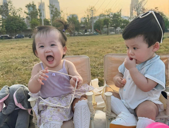 Từ ánh nhìn ngơ ngác, tò mò đến nét tinh nghịch, lém lỉnh, mỗi khoảnh khắc của cặp song sinh nhà Sam đều khiến người xem bật cười vì quá dễ thương. Ảnh: FB Ijin – Ijun.