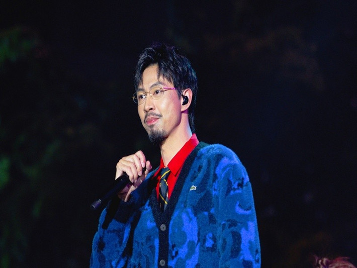 Rapper Đen Vâu ủng hộ 200 triệu đồng. Nam ca sĩ chia sẻ: "Tập thể Đồng âm xin được góp chút sức nhỏ nhoi, chung tay cùng với quê hương khắc phục hậu quả sau bão. Mong cuộc sống mọi người sớm ổn định trở lại. Cả nhà mình ơi, ai có ít góp ít, ai có nhiều góp nhiều, đỡ đần cùng nhau nhé. Cảm ơn cả nhà”. Ảnh: FB Đen Vâu.