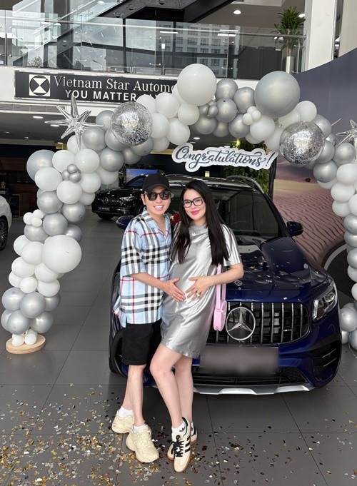 Nam ca sĩ bày tỏ: “Sáng nay kiểm tra tài khoản thấy hụt đi mấy con số, nhìn qua thì phát hiện lý do chính là “boss” nhỏ, sự chuẩn bị chu đáo chào đón con yêu của ba mẹ”. Ảnh: FB Phương Lê.